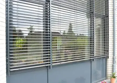 Außenjalousien an Fensterfront, moderner Sonnenschutz am Gebäude