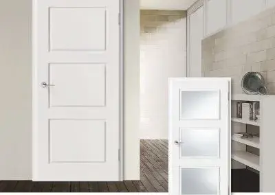 Weiße Innentür im modernen Badezimmer mit Fliesenwand und Waschtisch